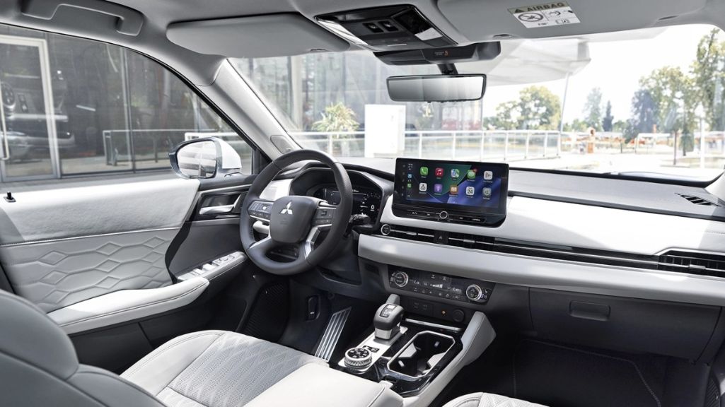 Chạy thuần điện tới hơn 100 km, giá 1,2 tỷ VNĐ Xehay Outlander%20PHEV%202026 200826 3