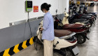 Xe máy điện phổ biến, bộ sạc hàng chục triệu đồng trở thành nỗi lo bị mất cắp