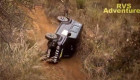 Suzuki Jimny lật ba vòng liên tiếp khi off-road: Xe giữ nguyên kết cấu, tài xế bình an vô sự