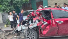 Nghệ An: Dừng đèn đỏ, Mazda3 bị xe tải tông nát đuôi
