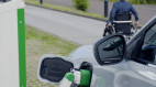 Ford phát triển trạm sạc robot tự cắm điện, chủ xe chỉ việc ngồi trong và điều khiển qua điện thoại
