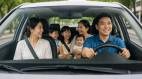 Taxi 4 chỗ chở 2 người lớn và 3 trẻ em dưới 10 tuổi có bị xử phạt không?