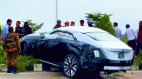 Rolls-Royce Spectre bị lật nghiêng, vỡ nát đầu trên cao tốc