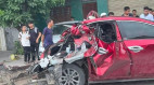 Nghệ An: Dừng đèn đỏ, Mazda3 bị xe tải tông nát đuôi