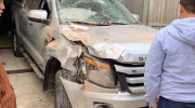 Sài Gòn: Ford Ranger gây tai nạn đâm thủng tường nhà hàng xóm
