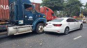 Sài Gòn: Tài xế xe Container tông vỡ đuôi xe sang Lexus LS600hL