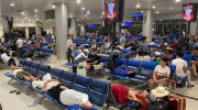 Khách mệt mỏi vì chuyến bay liên tục chậm trễ kéo dài tại Tân Sơn Nhất, nhà chức trách vào cuộc