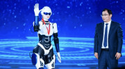 Hãng xe Trung Quốc trình làng robot bán hàng hình người: Tham vọng thay thế nhân viên tại đại lý