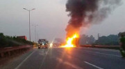 Xe container bốc cháy dữ dội trên cầu Thanh Trì