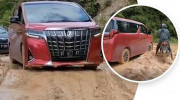 Toyota Alphard giá hơn 4 tỷ đồng lấm lem bùn đất khi đi off-road khiến nhiều người xót xa