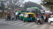Ấn Độ: Cho phép xe máy chở ba người khi giá xăng tăng, đề xuất chế tạo xe máy có ba chỗ