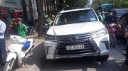 Hà Nội: Thanh niên GrabBike táo tợn trộm gương xe Lexus