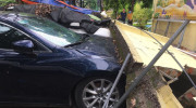 Bức tường đổ sập sau trận mưa, đè bẹp 13 chiếc xe ô tô