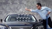 [VIDEO] Lexus LS tái hiện màn quảng cáo tháp ly champagne nổi tiếng 21 năm trước