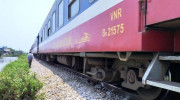 Đi qua đường ray, nhân viên gác chắn bị tàu đâm tử vong