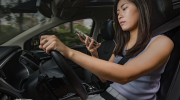 Lỗi nghe điện thoại khi lái xe ô tô xử phạt bao nhiêu trong năm 2020 ?