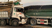 Cơ quan điều tra vào cuộc vụ xe chở gỗ húc xe tải trên cầu Thanh Trì, 2 người tử vong