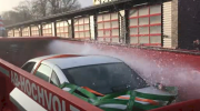 [VIDEO] Ngâm xe trong bồn nước - cách chữa cháy ô tô điện hiệu quả