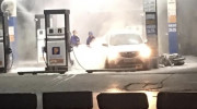 Hà Nội: Hỏa hoạn do ô tô lùi...trúng cột bơm xăng