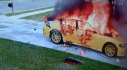 Chiếc ô tô nổ tung vì tài xế châm thuốc lá trong xe