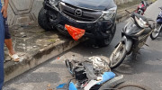 Hà Nội: Tài xế Mazda BT-50 mất lái, đâm vào xe máy khiến một học sinh bị gãy xương