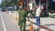 Đà Nẵng: Người dân tự ý để vật cản cấm dừng, đỗ xe dưới lòng đường