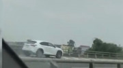 Xe sang Lexus ngang nhiên đi ngược chiều trên đường cao tốc Cầu Giẽ - Ninh Bình