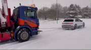 [VIDEO] Hyundai Ioniq 5 “giải cứu” được cả xe tải mắc kẹt trong tuyết