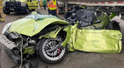 Hy hữu vụ tai nạn Genesis vỡ nát và kẹt dưới gầm xe chở xăng, người lái chỉ bị thương nhẹ