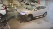 [VIDEO] Hyundai Tucson đâm nát đuôi Kia Morning trong hầm để xe