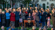 Tổng thống Joe Biden ký đạo luật mới, tăng cường phát triển xe điện và cơ sở hạ tầng cầu đường