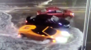 Chuyện thật như đùa: Lamborghini Huracan lội nước không kém xe bán tải