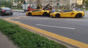 Cặp đôi “bò vàng” Lamborghini Aventador S bất ngờ va chạm trên phố