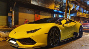Lamborghini Huracan độ Vorsteiner màu vàng chanh nổi bật giữa đêm Sài Gòn