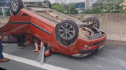 Hà Nội: Ô tô lật ngửa trên đường Vành đai 3, đoạn gần bến xe Mỹ Đình