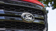 Ford lặng lẽ đổi logo mới, vẫn là hình oval màu xanh nhưng tối giản và hiện đại hơn
