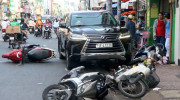 TP.HCM: Lái xe Lexus LX 570 đạp nhầm chân ga, tông hàng loạt xe máy khiến 3 người nhập viện