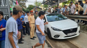 Đà Nẵng: Ý thức ở đâu khi đỗ Mazda3 giữa đường ray 