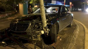 Hà Nội: Xe sang Mercedes-Benz S400 tự đâm vào cột điện, đầu xe nát tươm