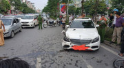 Hà Nội: Mercedes-Benz C250 Exclusive màu trắng gây tai nạn liên hoàn nghiêm trọng trên đường Xã Đàn