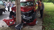 Sài Gòn: Lái thử Mercedes-Benz GLC, khách hàng tông thẳng xe vào gốc cây ven đường