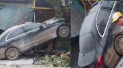 Phú Thọ: Mercedes- Benz C-Class nát đầu sau khi tông thẳng vào cây bàng ven đường