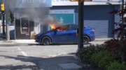 Tesla Model Y bốc cháy giữa đường, lái xe suýt thì bị nhốt ở trong