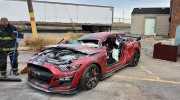 Lính cứu hoả Mỹ phá tan chiếc Ford Mustang Shelby GT500 trong phút chốc để diễn tập