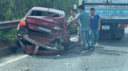 Vĩnh Phúc: Audi A6 biến dạng sau khi va chạm xe tải trên cao tốc Nội Bài - Lào Cai