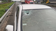 Ôtô chạy trên cao tốc TP.HCM - Trung Lương bị ném đá vỡ kính