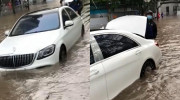 Hà Nội: Xe sang Mercedes-Benz S-Class chết máy giữa vùng nước ngập sâu