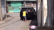 [VIDEO] Toyota Fortuner đỗ trong ngõ bị người đàn ông đập phá “không thương tiếc”