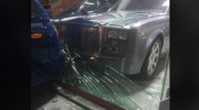 Hà Nội: Xe tải tông vào showroom trưng bày Rolls-Royce Phantom, kính vỡ văng hết vào Phantom