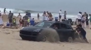 Porsche Cayenne bị mắc kẹt khi định offroad trên cát, mọi người phải hỗ trợ giải cứu